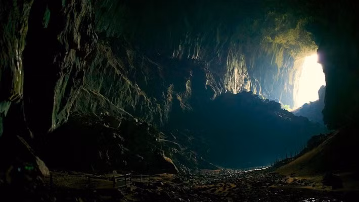 Trong cuốn sách "Dưới mặt đất: Lịch sử loài người của những thế giới bên dưới bàn chân của chúng ta", tác giả Will Hunt nhận định về thế giới dưới lòng đất từ rất lâu.