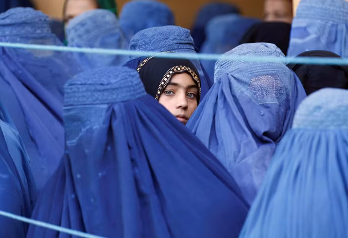 "Dưới con mắt của Taliban, phụ nữ không phải là con người đang sống, đang thở mà chỉ đơn thuần là một xác thịt bị đánh tơi tả. Taliban không cho phép phụ nữ đến phòng khám của bác sĩ nam, không cho phụ nữ đi học và làm việc…", Khatera nói.