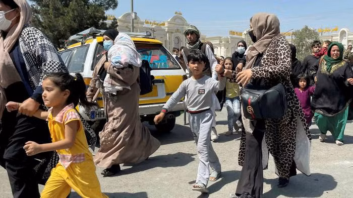 Phụ nữ Afghanistan càng sợ hãi hơn khi Taliban thiêu sống một phụ nữ ở miền Bắc nước này vào ngày 19/8 vừa qua. Theo thông tin từ các phương tiện truyền thông, Taliban có màn tra tấn tàn bạo như vậy là vì người phụ nữ nấu ăn cho các chiến binh nhưng các món ăn không hợp miệng họ.