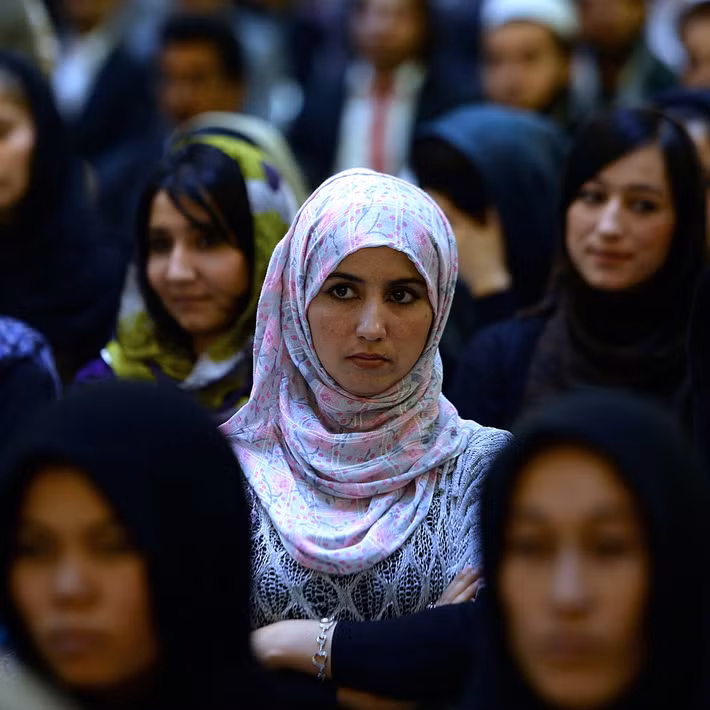 Sự tàn bạo, độc ác của Taliban còn khiến nhiều phụ nữ sợ hãi không dám ra đường khi có thể bị bắt cóc và ép họ kết hôn với các chiến binh. Thậm chí, lực lượng Taliban nhiều khi không cần kết hôn mà chỉ coi phụ nữ là nô lệ tình dục.