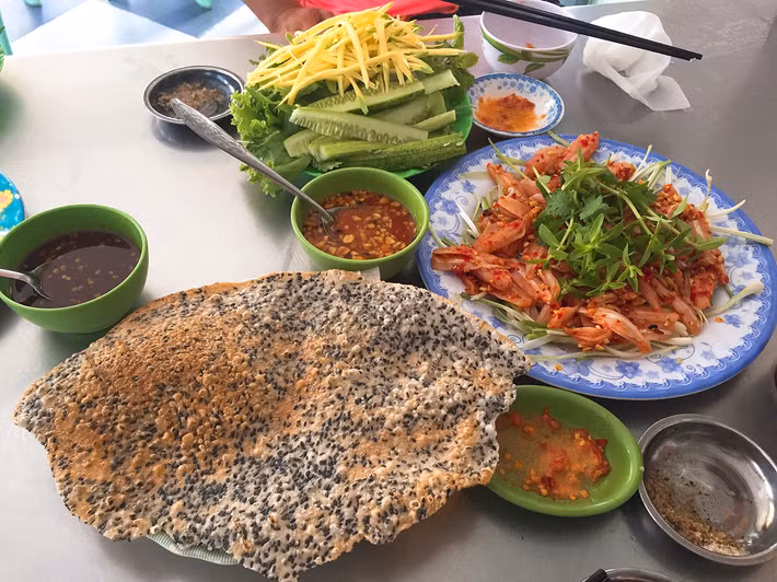 Gỏi cá mai: Vốn là một làng chài nên Mũi Né có rất nhiều món gỏi hải sản ngon. Tất cả đều được đánh bắt và làm ngay trong ngày, chỉ sau vài tiếng nên hương vị đặc biệt hơn hẳn các món sử dụng đồ đông lạnh ở thành phố. Bên cạnh món gỏi ốc giác, du khách nên thử qua món gỏi cá mai đặc trưng vùng Phan Thiết.