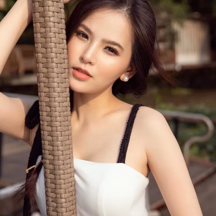 Váy hai dây giúp Phi Huyền Trang khoe vòng một tròn đầy và làn da trắng nõn.