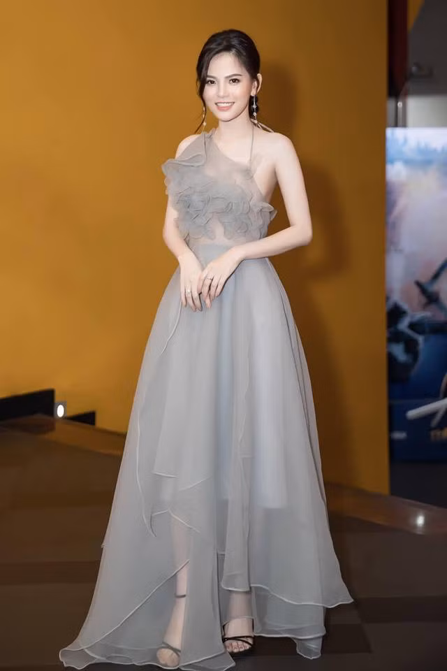 Phi Huyền Trang không chỉ sở hữu một thân hình cực kỳ bốc lửa mà còn có gu thời trang khá táo bạo.