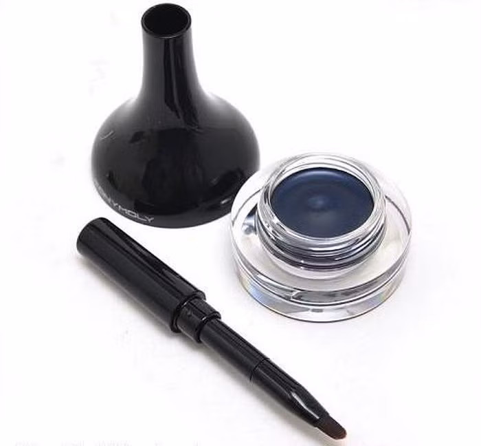 Làm gel kẻ mắt với than hoạt tính: Trộn một muỗng cà phê bột than hoạt tính với 2 muỗng dầu rồi khuấy đều. Nếu hỗn hợp còn quá loãng hay quá đặc, bạn có thể bổ sung thêm than hoạt tính hoặc thêm dầu. Đổ hỗn hợp vào hộp. Khi cần tẩy sạch, bạn dùng bông thấm đẫm nước tẩy trang, áp lên mí mắt trong 5 giây rồi lau nhẹ. Ảnh: chiaki.vn.