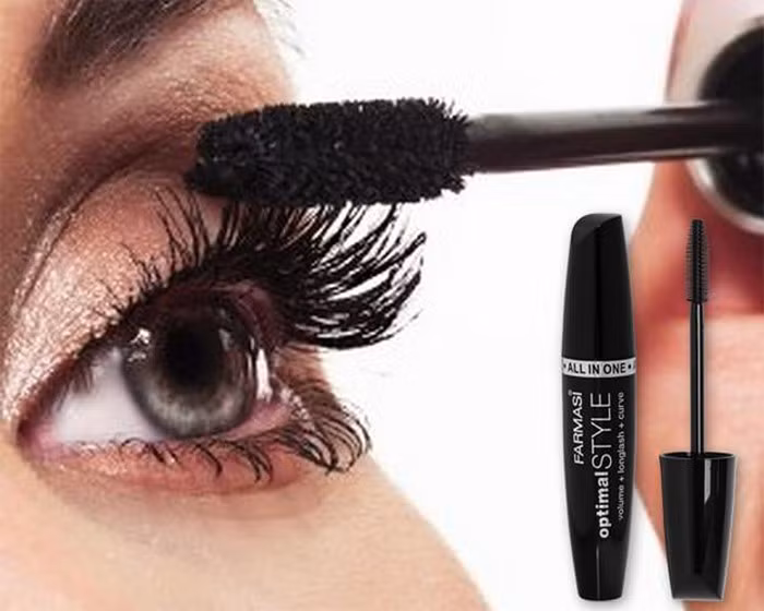 Làm mascara dưỡng mi bằng than hoạt tính và dầu dừa: Đầu tiên bạn cho 4 viên nén bột than hoặc lượng than tre hoạt tính tương đương vào bát thủy tinh. Cho tinh bột ngô vào bột than rồi trộn thật đều tay. Kế đó cho thêm 3 – 4 giọt dầu dừa nguyên chất rồi trộn lại hỗn hợp này thật nhuyễn. Tiếp đến bạn thêm vào hỗn hợp nước đóng chai và khuấy đều. Sau đó, đổ hỗn hợp vào lọ mascara và chờ một giờ. Ảnh: thanhoattinhquan9.blogspot.com.