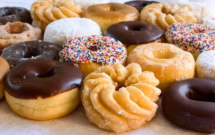 Bánh donut: Rất nhiều người ăn bánh donut khi muộn giờ làm hoặc muộn giờ học. Thế nhưng bánh rán chứa đầy chất béo chuyển hóa, chất béo, đường và carbohydrate. Ăn nhiều calo không lành mạnh có thể dẫn đến tăng cân.