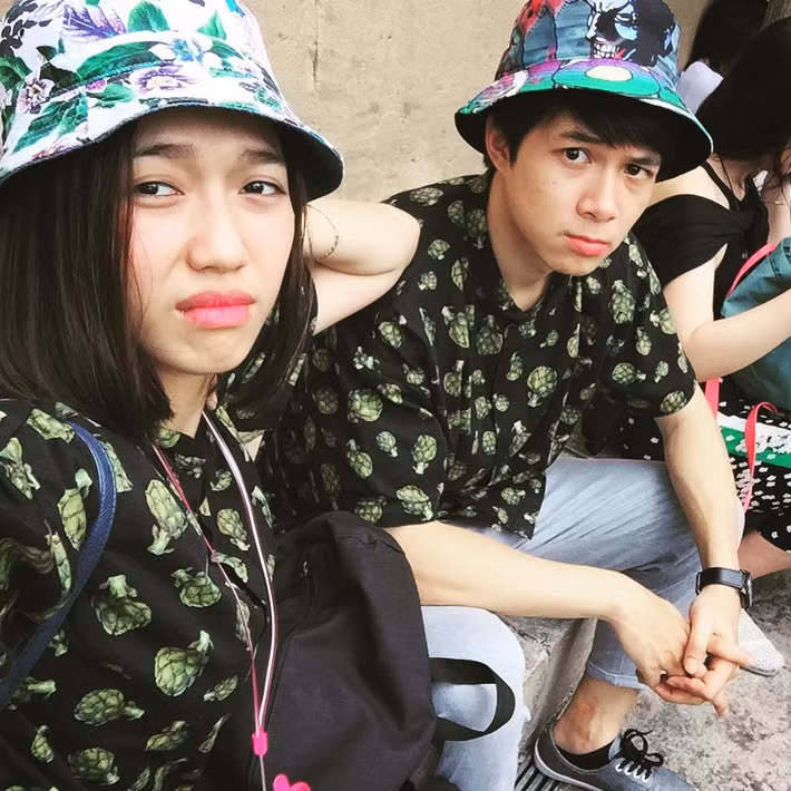 Cả hai diện áo đôi và mũ đôi đi chơi cùng nhau.