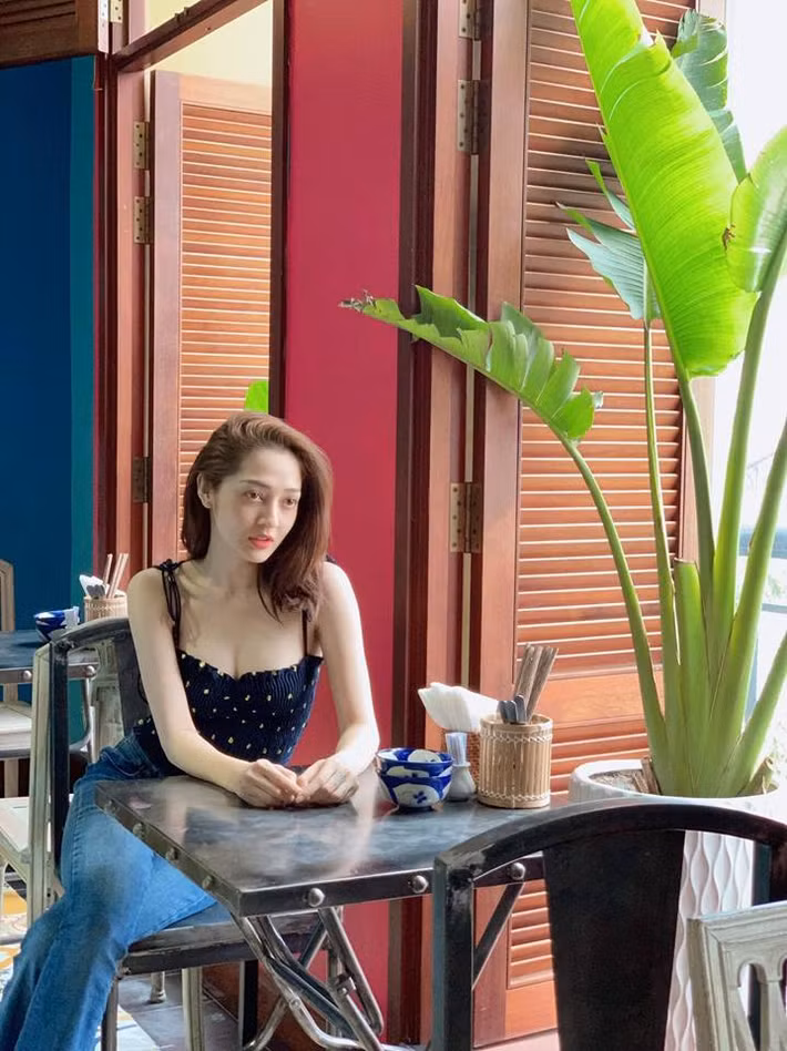 Nữ ca sĩ "Như lời đồn" diện áo hai dây khoe vòng một nóng bỏng.
