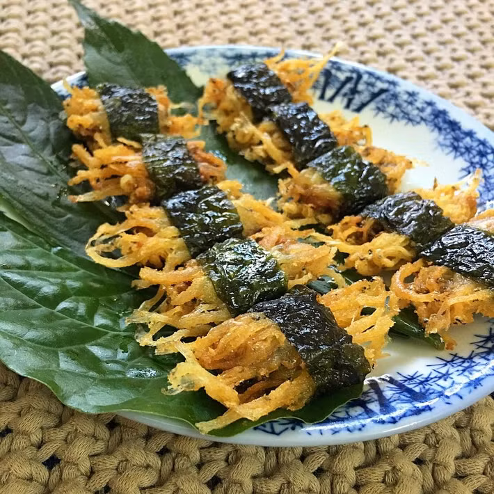 4. Cá ngần cuốn lá lốt: Thịt cá ngần béo ngậy và thơm ngọt, ai đã ăn một lần thì nhớ mãi. Chả cá ngần khi ăn với cơm cũng ngon mà làm món nhậu nhâm nhi cũng thật tuyệt. Ảnh: Đời sống &amp; Pháp lý.