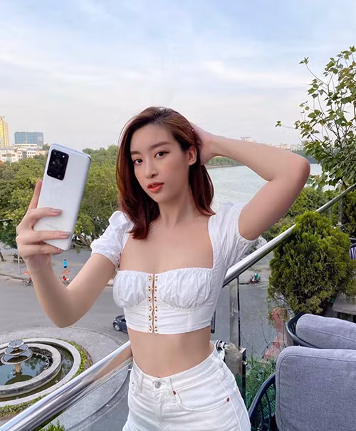 Hoa hậu Đỗ Mỹ Linh ngày càng ăn mặc gợi cảm và thường xuyên trưng dụng chiếc áo croptop khoe eo thon.