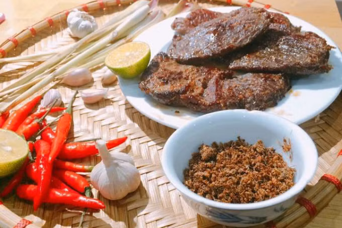Bò một nắng: Bò ở Gia Lai nuôi thả tự do nên thịt đặc biệt dai và ngọt thơm. Thay vì phơi khô hoàn toàn, thịt bò chỉ phơi qua một nắng cho khô vừa đủ, khi ăn phải nướng lại trên than hồng, còn nếu mua về nhà bạn có thể nướng lại bằng lò vi sóng.