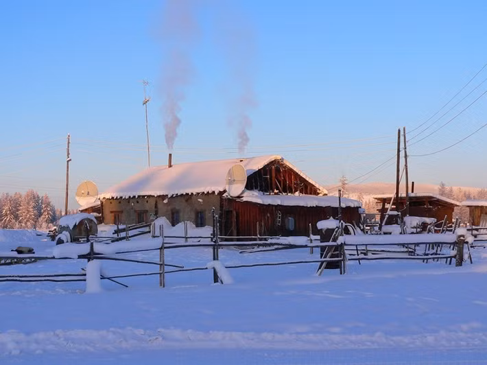 Nhiệt độ thấp kỷ lục được ghi nhận tại làng Oymyakon là vào năm 1924. Khi ấy, nhiệt độ xuống thấp tới mức -71,2 độ C.