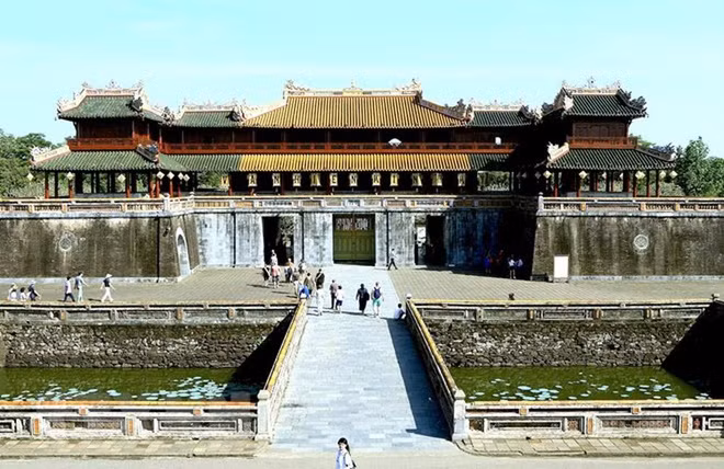 Ngay khi đánh bại nhà Tây Sơn, lập nên triều Nguyễn, vua Gia Long (Nguyễn Ánh) đã chọn vùng đất Phú Xuân làm nơi đóng đô. Ông cho xây dựng kinh đô Huế vào năm 1802.