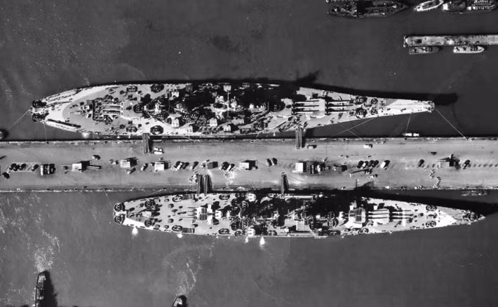 Hai thiết giáp hạm của Mỹ là USS Missouri (BB-63) và USS Alaska (CB-1) neo đậu tại Norfolk, Virginia năm 1944.