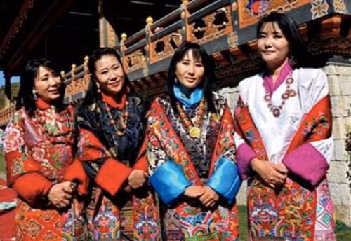 Nhờ cách chọn vợ đặc biệt này, Quốc vương Jigme Singye Wangchuck có gia đình hạnh phúc bên 4 hoàng hậu và 10 người con.