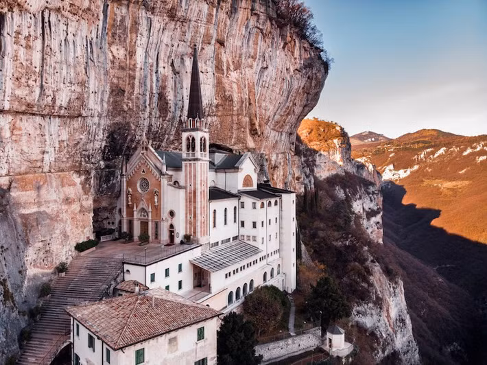 Nằm sát vách núi Baldo cao 550m, thánh đường Madonna della Corona ở Italy là điểm đến được hàng ngàn người ở nhiều nước trên thế giới tìm đến để chiêm ngưỡng. Nguyên do là bởi đây là nhà thờ cheo leo trên vách núi đá có kiến trúc đặc biệt.