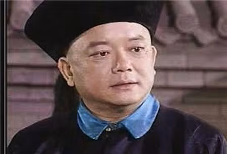 Những hành động này khiến Càn Long vui vẻ, ngày càng tin tưởng và trọng dụng Hòa Thân. Vì được vua trọng dụng nên Hòa Thân ngày càng tỏ ra quyền lực, thực hiện tham ô, nhận hối lộ, kết bè kết phái ám hại trung thần...