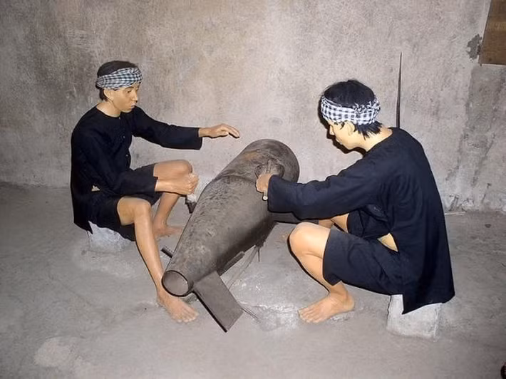 Những điều này khiến Di tích lịch sử Địa đạo Củ Chi có ý nghĩa quan trọng trong giáo dục tinh thần yêu nước, truyền thống lịch sử - văn hóa, kiến thức quân sự... cho nhiều thế hệ người Việt Nam. Vì vậy, nơi đây trở thành một trong những địa điểm tham quan, du lịch hấp dẫn đối với du khách trong nước và quốc tế.