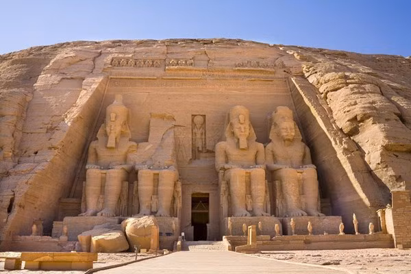 2. Đền Abu Simbel nằm trên mỏm núi dựng đứng cách ngọn thác đầu tiên ở khu vực sông Nile, Ai Cập 280m về phía Nam. Công trình khổng lồ này được xây dựng từ khoảng năm 1264 - 1244 trước Công nguyên. Đây là nơi thờ cúng cho pharaoh Ramesses I và nữ hoàng Nefertiti.