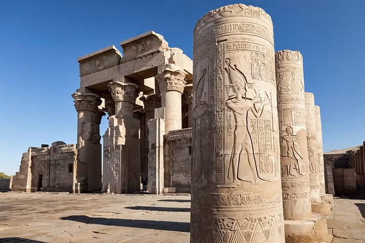 Kom Ombo bao gồm 2 đền thờ nhỏ. Đây là ngôi đền đôi duy nhất ở Ai Cập thời cổ đại. Mỗi đền thờ nhỏ nằm trong Kom Ombo đều có lối vào, hàng cột, sảnh chính và điện thờ riêng.