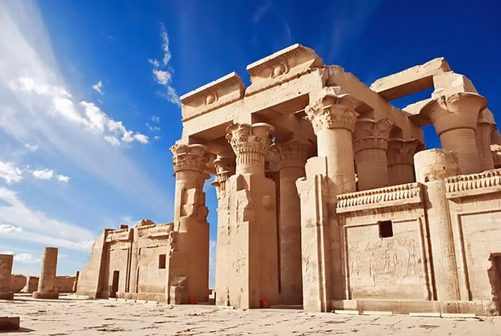 3. Đền Kom Ombo nổi tiếng Ai Cập khi được xây dựng trên một đụn cát cao nhìn ra sông Nile dưới triều đại Ptolemaic.