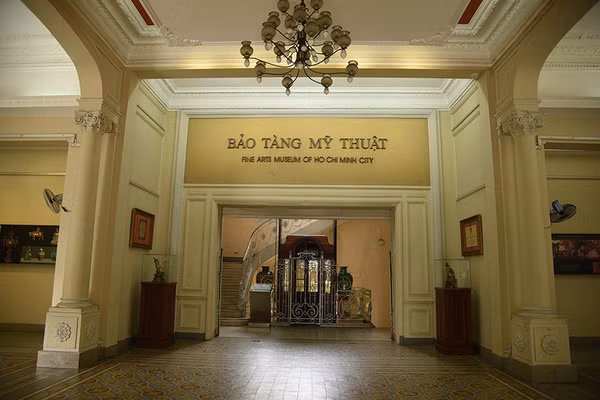 Bảo tàng Mỹ thuật TP.HCM gồm 3 tầng do kiến trúc sư Rivera (người Pháp) thiết kế và xây dựng năm 1929, sau 5 năm mới hoàn thành. Màu vàng là màu sắc chủ đạo bao trùm công trình. Kiến trúc sư Rivera thiết kế công trình này theo phong cách kiến trúc kết hợp hài hòa giữa nét Á Đông và châu Âu.