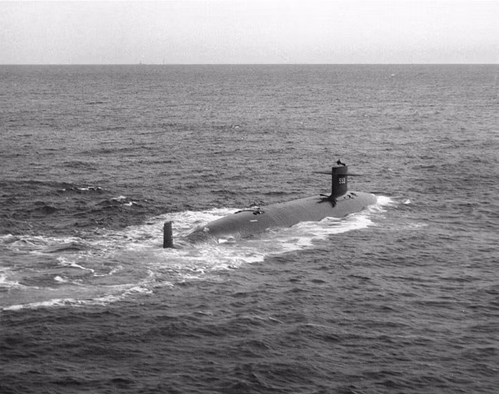 Sau đó, tàu ngầm USS Thresher nổ tung và chìm xuống đáy biển. Toàn bộ 129 thủy thủ trên tàu ngầm thiệt mạng.