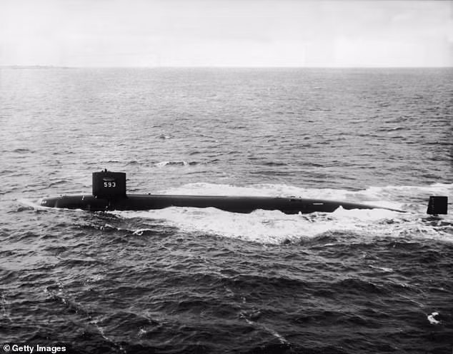 USS Thresher là niềm tự hào của hạm đội tàu ngầm Mỹ khi ấy. Nó là chiếc đầu tiên trong lớp Thresher, một loại tàu ngầm tấn công nhanh, lặn sâu mới. Tàu ngầm USS Thresher dài 85m, rộng 9,5m, được trang bị lò phản ứng hạt nhân S5W và có thể chạy với tốc độ 30 hải lý dưới nước.