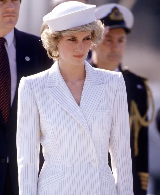 Chính vì vậy, khi Công nương Diana qua đời năm 1997 trong tai nạn xe hơi ,người dân thế giới vô cùng thương tiếc và đau buồn. Đối với họ, Công nương Diana là người có sức ảnh hưởng lớn luôn cống hiến hết mình vì một thế giới tốt đẹp hơn.