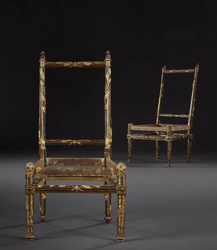 Bậc thầy thợ thủ công Georges Jacob và thợ sơn Jean-Baptiste-Simon Rode là những người làm ra 4 chiếc ghế trên.