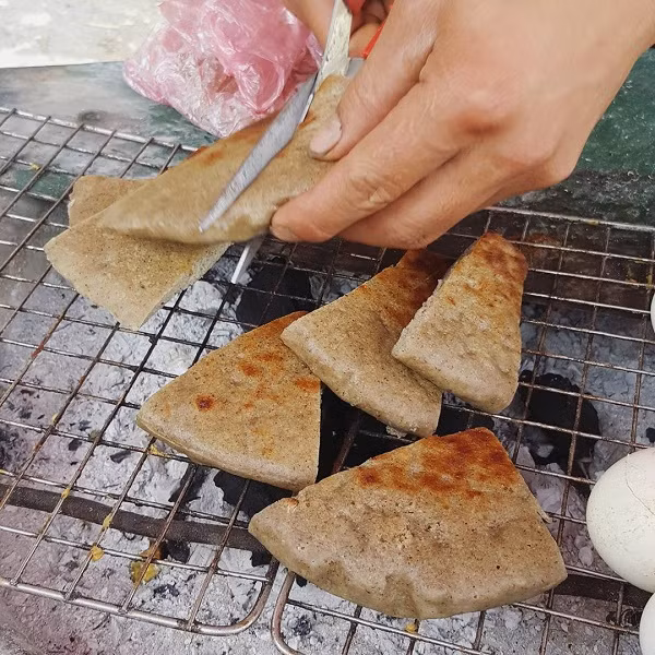 Bánh tam giác mạch: Hạt tam giác mạch xay thật nhỏ mịn thành bột. Sau khi nhào bột hoa với nước để đúc thành những chiếc bánh tròn dẹt, rộng hơn gang tay, người ta sẽ đem hấp chín. Khi ăn, sẽ mang ra nướng trên bếp than cho nóng và thơm.