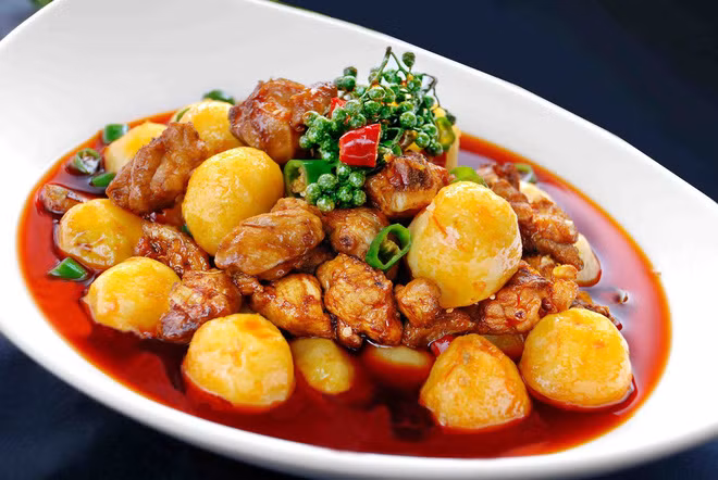 Những người bước vào giai đoạn trung niên và cao tuổi, đầu gối và lưng đều đau mỏi, tứ chi yếu nhược, gặp thời tiết lạnh bệnh trở nên nặng hơn, thì buổi sáng và tối nên duy trì ăn hạt dẻ (mỗi ngày 8 hạt) nhai thật kỹ trước khi nuốt. Trong khi nhai cố gắng tiết nước bọt nhiều, vì nước bọt vô cùng tốt cho việc bổ thận. Dùng trong thời gian dài, hiệu quả rất rõ ràng.