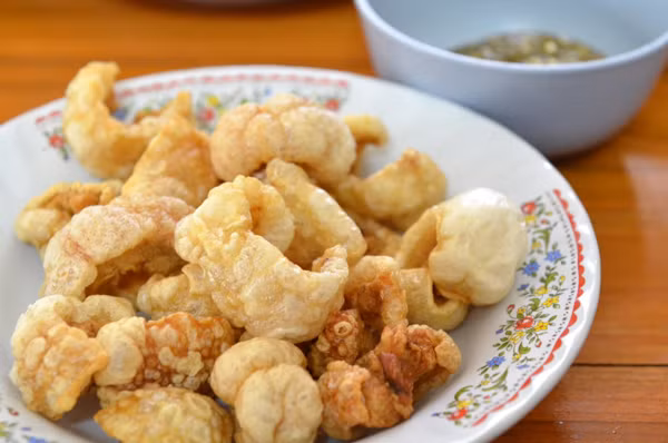 Tsitsaron: Rất phổ biến ở Tây Ban Nha và châu Mỹ Latinh, món ăn này là mỡ lợn chiên giòn. Chúng cũng có thể được làm từ thịt gà, thịt bò hoặc thịt cừu. Người Philippines thích nhâm nhi món ăn giòn này với bia.