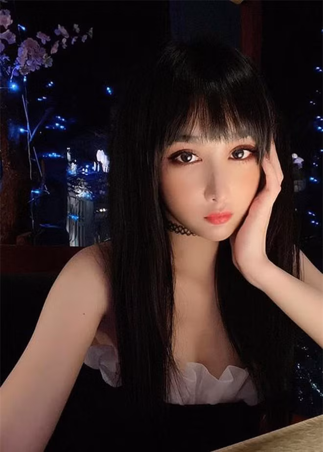 Người đẹp khoe vòng một lấp ló với trang phục cúp ngực. Ảnh: IG, FB.