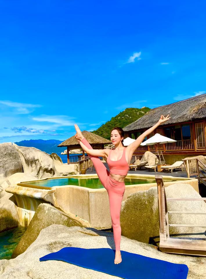 Ngoài ra, nữ diễn viên sinh năm 1988 cũng thường xuyên chinh phục các động tác yoga khó. Yoga là phương pháp làm đẹp thịnh hành nhất mà mỹ nhân Việt theo đuổi, với rất nhiều lợi ích và có thể tập luyện dễ dàng dù ở đâu.