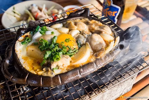 Hàu tách vỏ và làm sạch như hàu làm ăn sống với mù tạt, để thịt hàu lên 1 nửa chiếc vỏ. Nên đánh sạch vỏ để khi ăn cũng sạch sẽ hơn. Bạn cần chuẩn bị thêm hành khô bóc vỏ, thái nhỏ và phi. Mỡ tóp trộn với nước mỡ tưới lên con hàu.