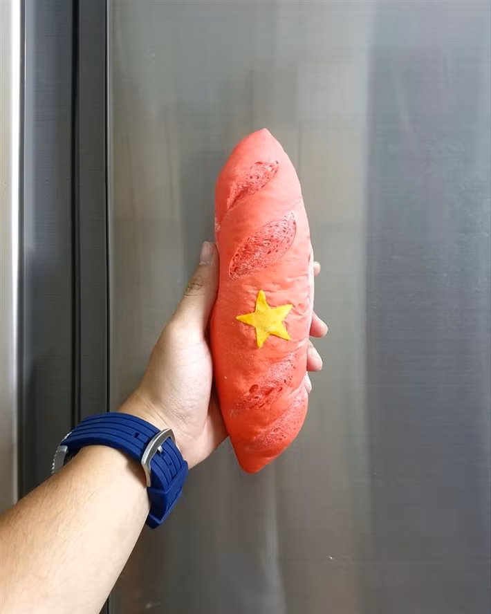 Chính nhờ tình yêu đất nước, mong muốn gìn giữ nét văn hóa truyền thống quý giá, ngoài ra khao khát mang lại diện mạo đầy tính dân tộc, tạo sự khác biệt về hình ảnh của bánh mì Việt Nam đã tạo thành nguồn cảm hứng khiến chủ cửa hàng làm ra món "Bánh mì Tổ Quốc".