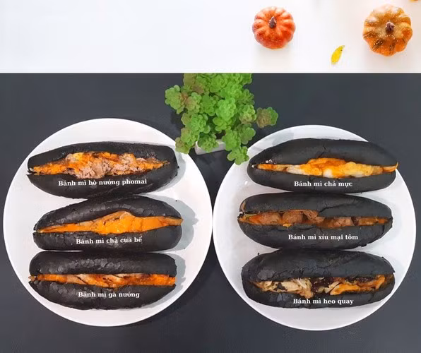 Cũng giống như nhiều loại bánh mì truyền thống khác, chiếc bánh mì đen này được ăn kèm cùng các loại nhân như: Chả mực, chả cua bể, xíu mại tôm, gà nướng, bò nướng phomai, heo quay... Chiếc bánh mì "bóng đêm" này có giá bán dao động từ 25 – 45 nghìn đồng/chiếc tuỳ loại nhân.