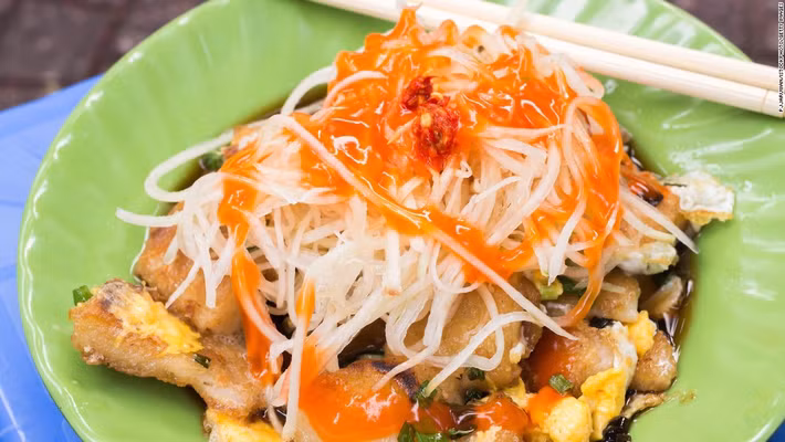 Bột chiên là món ăn đường phố nổi tiếng ở TP HCM, hấp dẫn thực khách. Món này được làm từ bột và bột năng trộn thêm ít dầu ăn, sau đó dàn mỏng trên chảo nóng và chiên giòn, cuối cùng một hỗn hợp trứng được đổ vào và láng mỏng. Bột chiên thường ăn kèm với đu đủ ngâm, hành, tương ớt và giấm.