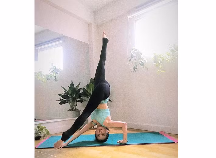 Tư thế xoạc chân yoga là động tác rất khó, đòi hỏi phải có hông dẻo và gân chân linh hoạt.