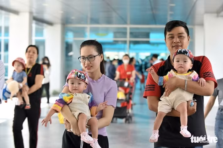 Bác sĩ Định cũng không quên nhắn nhủ Song Nhi trước khi xuất viện rằng: “Cuộc hành trình trở về yêu thương của 2 con đã đi gần cuối con đường. Các con hãy thương yêu ba mẹ mình nhiều hơn nữa nhé, bởi vì họ chính là những người can đảm nhất trong chuyến đi bão táp của 90 ngày qua tại bệnh viện Nhi Đồng Thành Phố”. Ảnh: Tuổi trẻ.