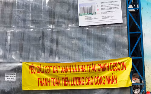 Băng rôn yêu cầu Đất Xanh và DESCON thanh toán tiền lương cho công nhân. Băng rôn yêu cầu Đất Xanh và DESCON thanh toán tiền lương cho công nhân.