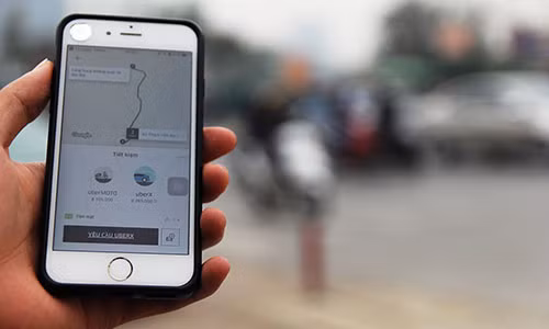 Uber, Grab chỉ phụ thuộc vào công cụ giá để kéo tài xế ra đường chạy xe. Ảnh: Hiếu Công. Uber, Grab chỉ phụ thuộc vào công cụ giá để kéo tài xế ra đường chạy xe. Ảnh: Hiếu Công.