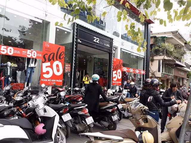 Khách thất vọng với khuyến mãi Black Friday “treo đầu dê, bán thịt chó” - Hình 2 Khach that vong voi khuyen mai Black Friday “treo dau de, ban thit cho”-Hinh-2