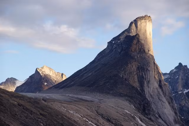 Đỉnh núi dốc nhất thế giới: Núi Thor ở Nunavut (Canada) cao 1.674 m và có vách đá thẳng đứng dẫn tới đỉnh, tạo góc dốc 105 độ. Đây là điểm đến nổi tiếng trong giới mê leo núi. Nếu việc leo lên đỉnh quá sức của mình, bạn có thể đến đây cắm trại và chiêm ngưỡng khung cảnh hùng vĩ. Ảnh: Allisterhain. Đỉnh núi dốc nhất thế giới: Núi Thor ở Nunavut (Canada) cao 1.674 m và có vách đá thẳng đứng dẫn tới đỉnh, tạo góc dốc 105 độ. Đây là điểm đến nổi tiếng trong giới mê leo núi. Nếu việc leo lên đỉnh quá sức của mình, bạn có thể đến đây cắm trại và chiêm ngưỡng khung cảnh hùng vĩ. Ảnh: Allisterhain.