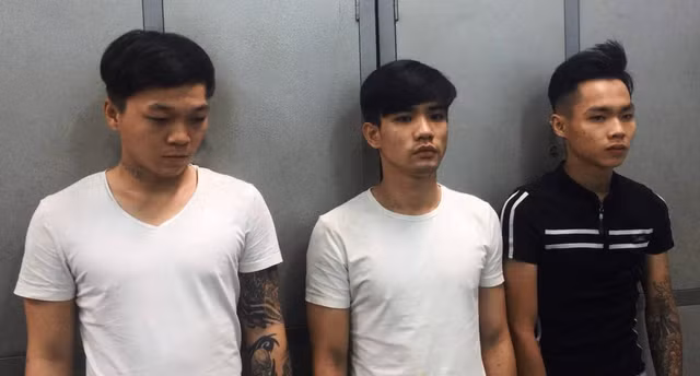 3 đối tượng đánh cướp tyai2 sản nữ du khách nước ngoài bị Công an quận 2 bắt giữ.