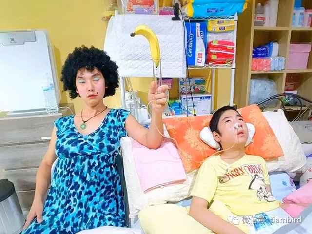 Ông bố trẻ đóng vai "biến thái" mỗi ngày và lý do nghẹn lòng - Hình 3 Ong bo tre dong vai "bien thai" moi ngay va ly do nghen long-Hinh-3
