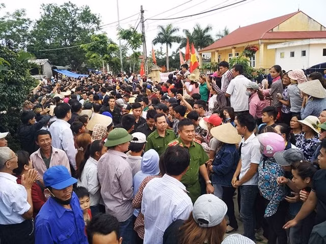 Một số cán bộ, chiến sỹ công an bị giữ tại nhà văn hoá thôn Hoành, xã Đồng Tâm được lãnh đạo TP Hà Nội đón về ngày 22/4/2017.