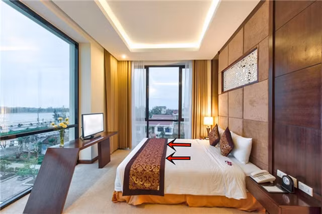 Vì sao có 4 chiếc gối, khăn trải ngang cuối giường khách sạn - Hình 2 Vi sao co 4 chiec goi, khan trai ngang cuoi giuong khach san-Hinh-2