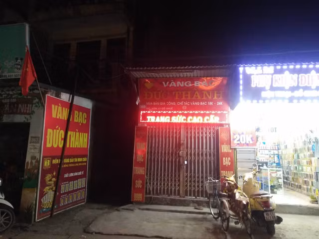Hà Nội: Liều lĩnh cướp tiệm vàng giữa ban ngày Ha Noi: Lieu linh cuop tiem vang giua ban ngay